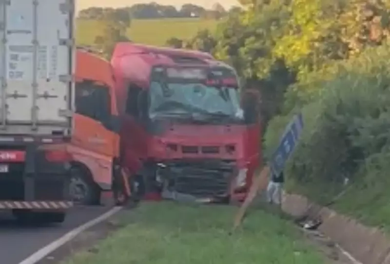 Colisão entre três carretas e carro mata duas pessoas na BR-163, em Mato Grosso do Sul