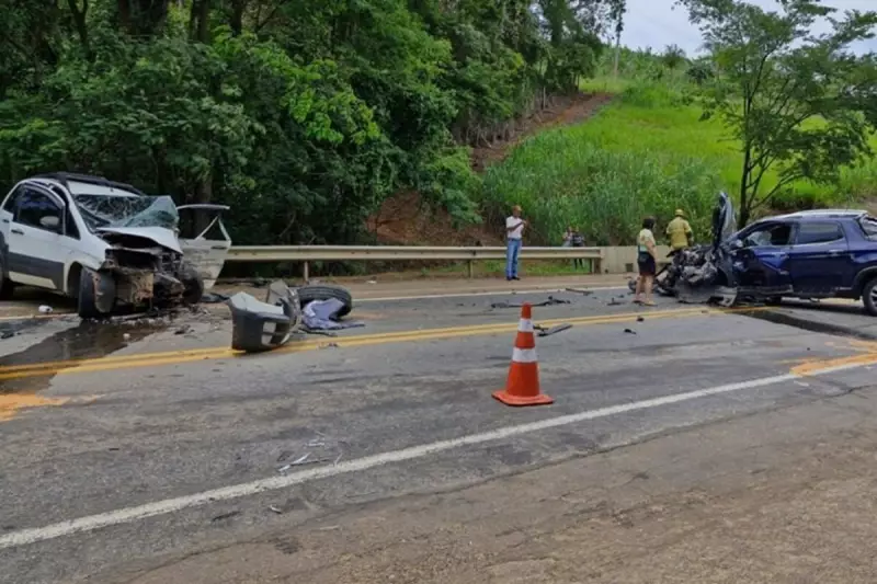 Colisão frontal na BR-116 em Fervedouro deixa seis feridos