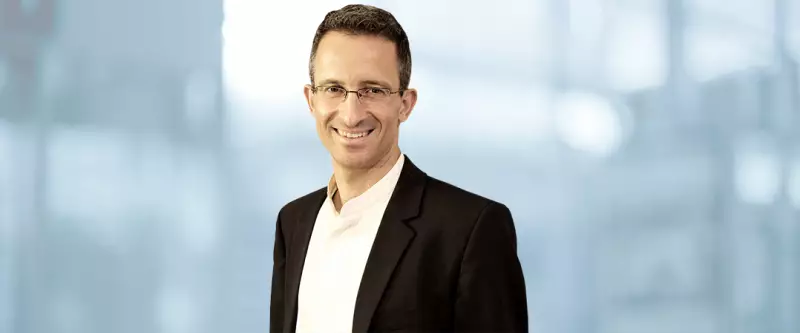 Como as redes sociais prejudicam a felicidade: insights de Tal Ben-Shahar de Harvard