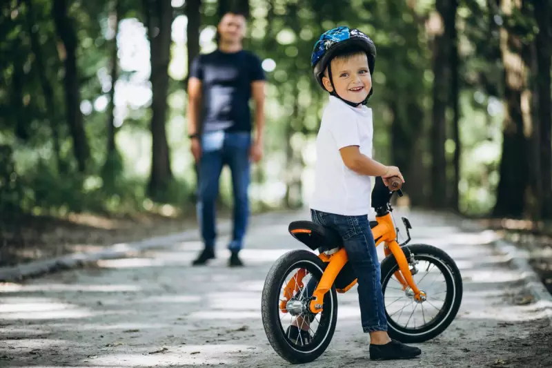 Como ensinar seu filho a andar de bicicleta: guia por idade e segurança