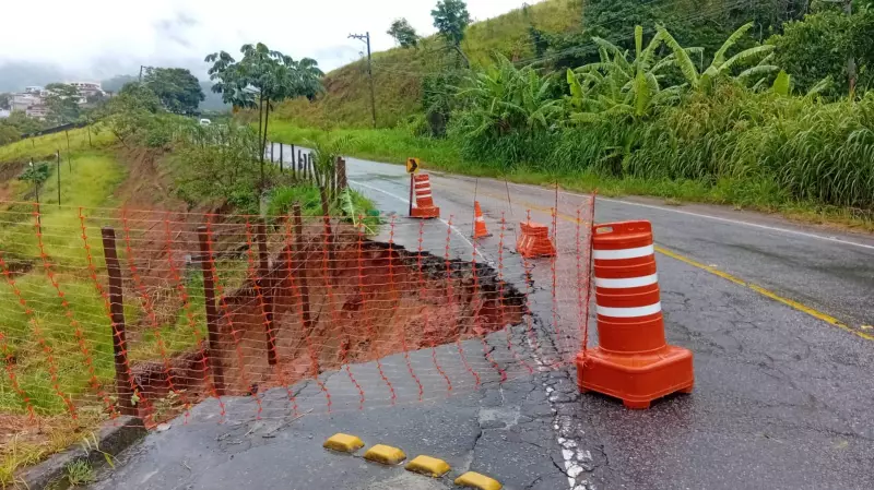 Cratera se abre na RJ-155 em Rio Claro após asfalto ceder devido às chuvas intensas
