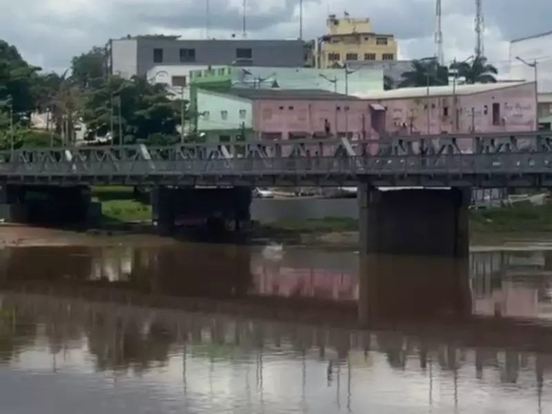 Crianças pulam de ponte no Rio Acre durante cheia; bombeiros alertam para risco de afogamentos