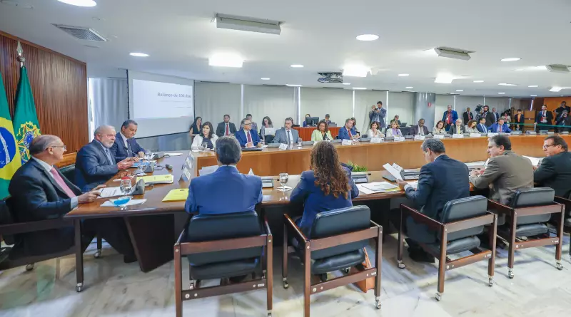 Dança das cadeiras no governo Lula: veja os ministros que saem para 2026