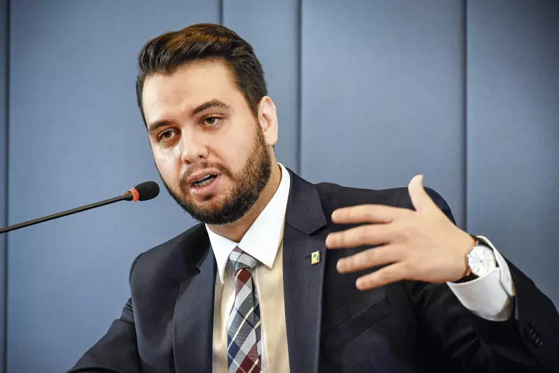 Defesa de Filipe Martins questiona Moraes por condicionar visitas a aval do STF