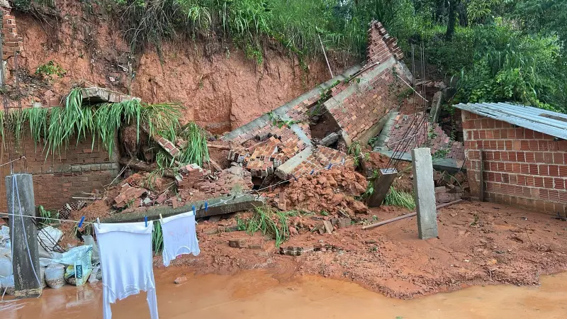 Desabamento de muro interdita residência em Barra Mansa após chuvas intensas