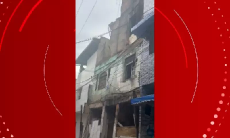 Desabamento de prédio irregular em Salvador deixa rua interditada e causa blecaute