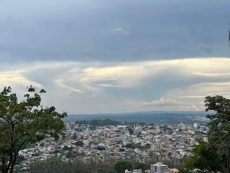 Divinópolis e região têm alerta de chuvas intensas após frente fria; temperatura sobe