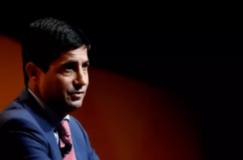 Dólar fecha em alta de 1,04% após indicação de Warsh ao Fed, mas acumula queda mensal de 4,40%