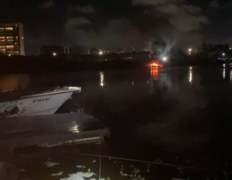 Dois barcos pegam fogo simultaneamente em marina de Aracaju