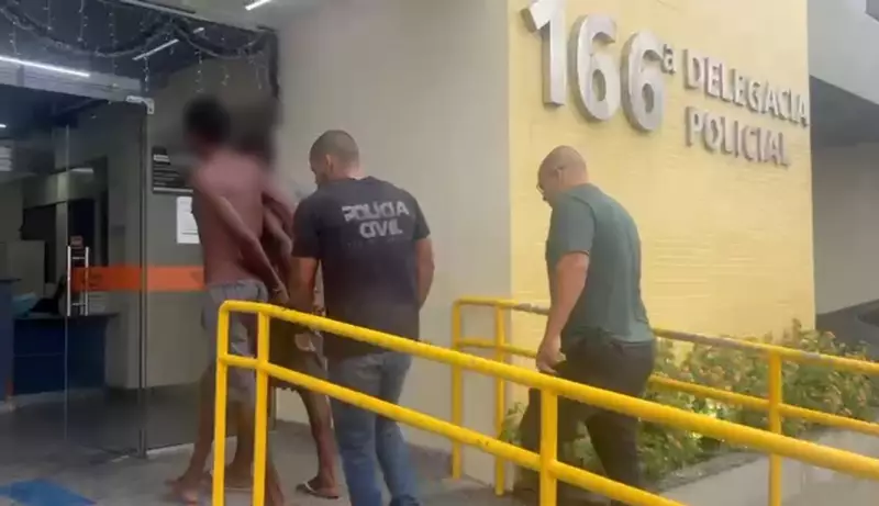 Dois homens são presos por atear fogo em ônibus e carro em Angra dos Reis