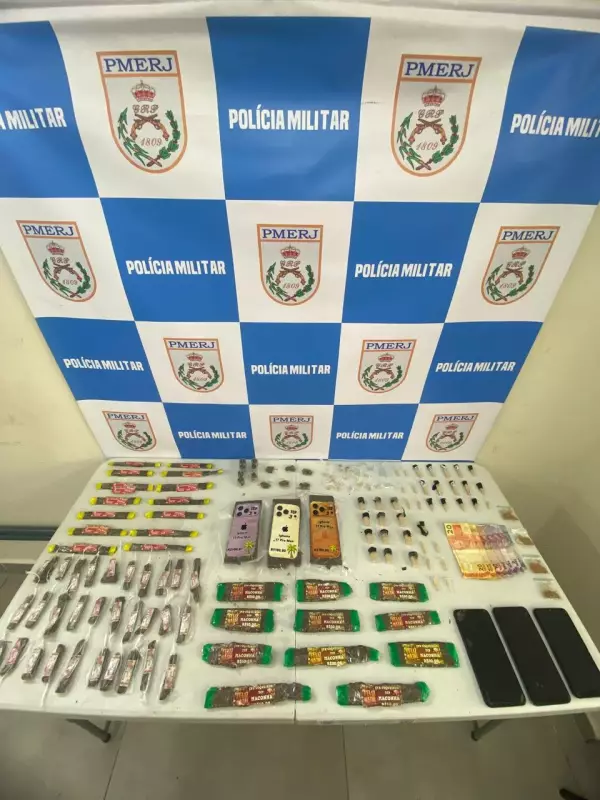 Dois jovens presos e três adolescentes apreendidos com drogas em Volta Redonda