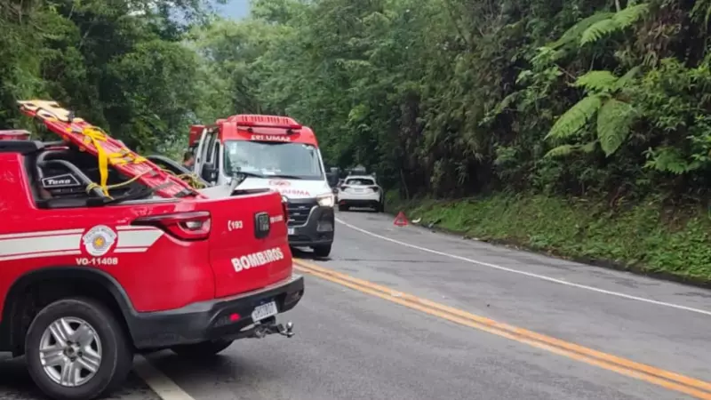 Dois PMs morrem em acidente com motos e carro em Ubatuba