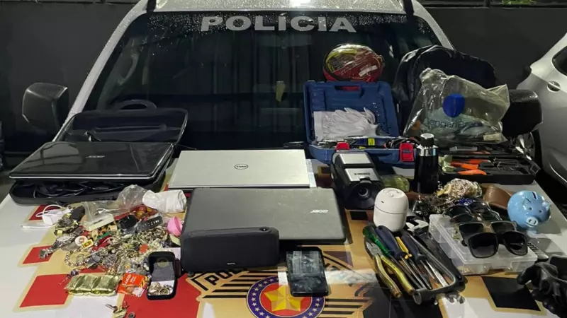 Dois presos após furto a residências e carro em Pindamonhangaba