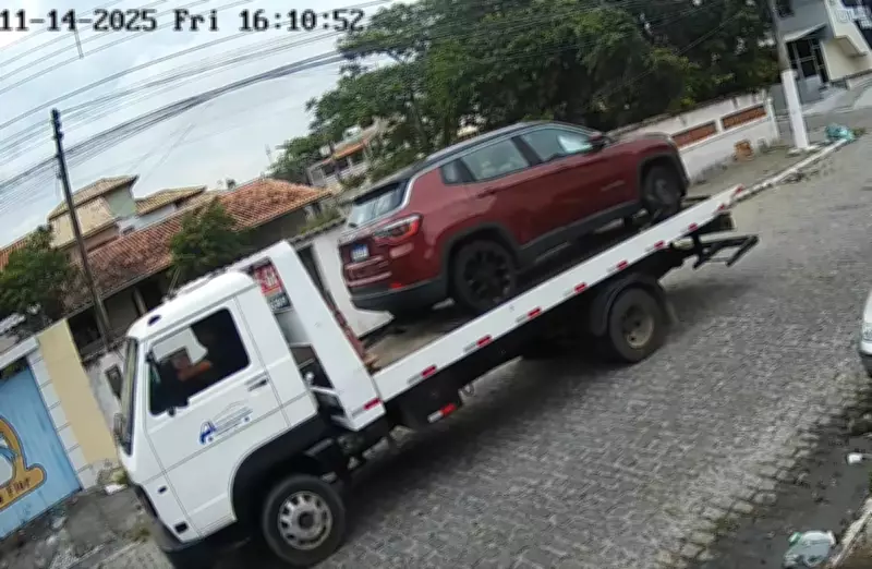 Dois suspeitos são presos por furto de carro com reboque em Cabo Frio