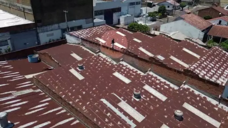 Drone flagra e auxilia na prisão de homem por furto de fios em telhado de empresa no RS