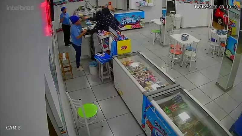 Dupla invade sorveteria e agride funcionária com arma em Itapeva; presos
