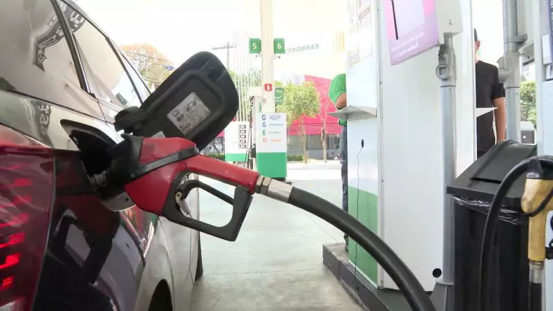 Economista alerta: redução da Petrobras na gasolina pode não chegar ao consumidor final