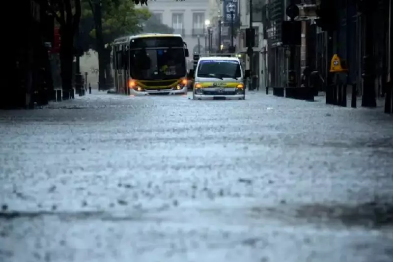 Enchente em SP: Bombeiros encontram corpo de idoso e buscam esposa desaparecida