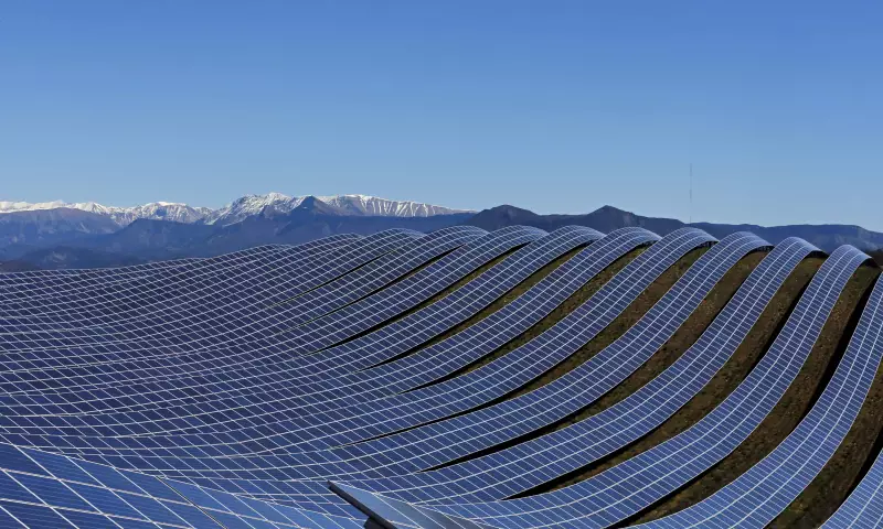 Energia eólica e solar superam fontes fósseis na matriz elétrica da UE em 2025