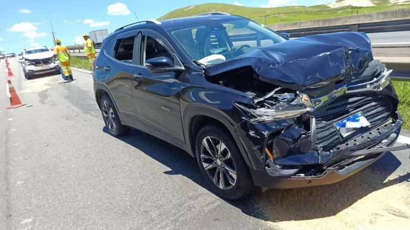 Engavetamento com 7 veículos fere uma pessoa na Via Dutra, em Porto Real