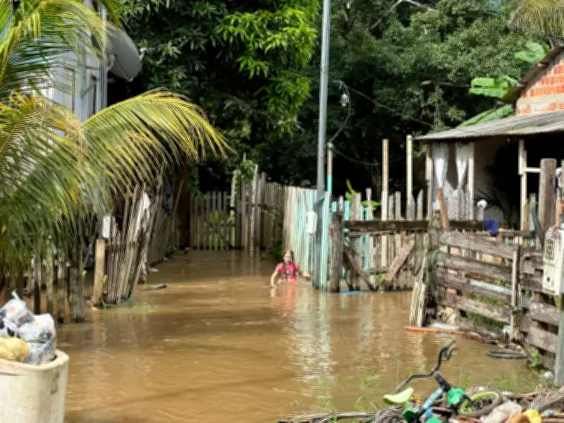 Enxurrada de igarapés atinge casas em Rio Branco e famílias resistem a abrigo oficial