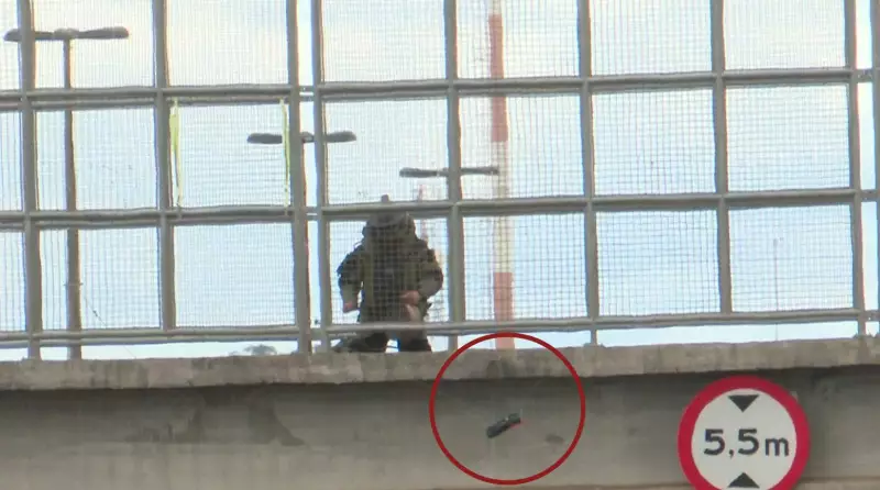 Esquadrão Antibombas detona artefato com pólvora em passarela da PR-445