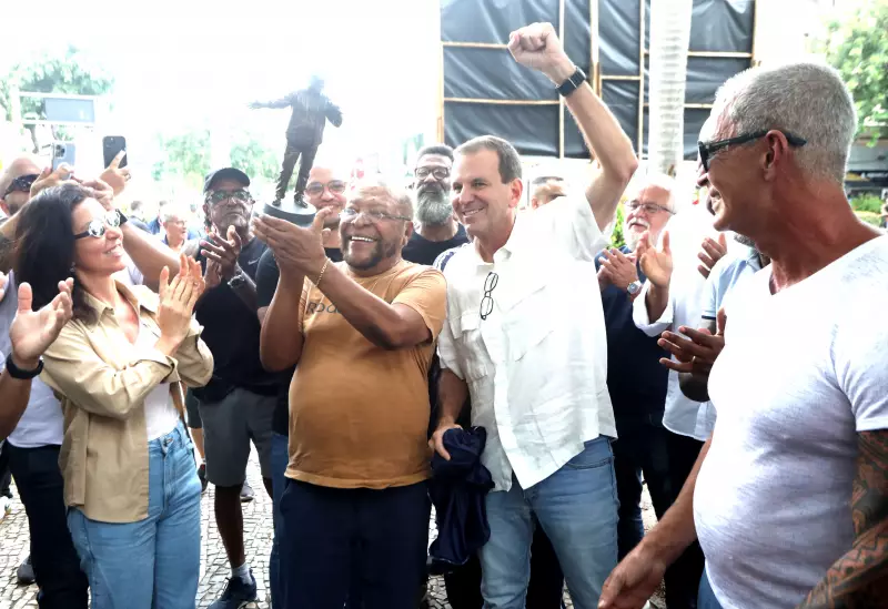 Estátua de 14 metros em bronze homenageia Martinho da Vila em Vila Isabel