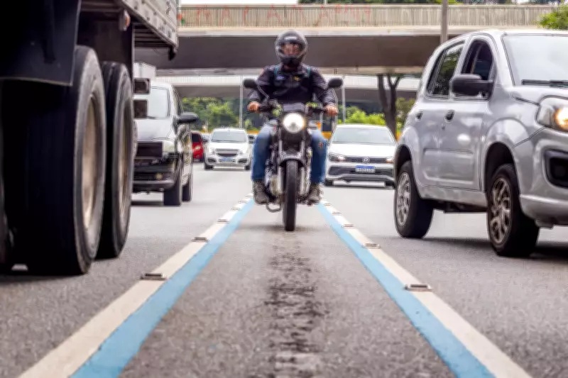 Estudo revela que risco de morte de motociclistas em cruzamentos com Faixa Azul mais que dobra em SP