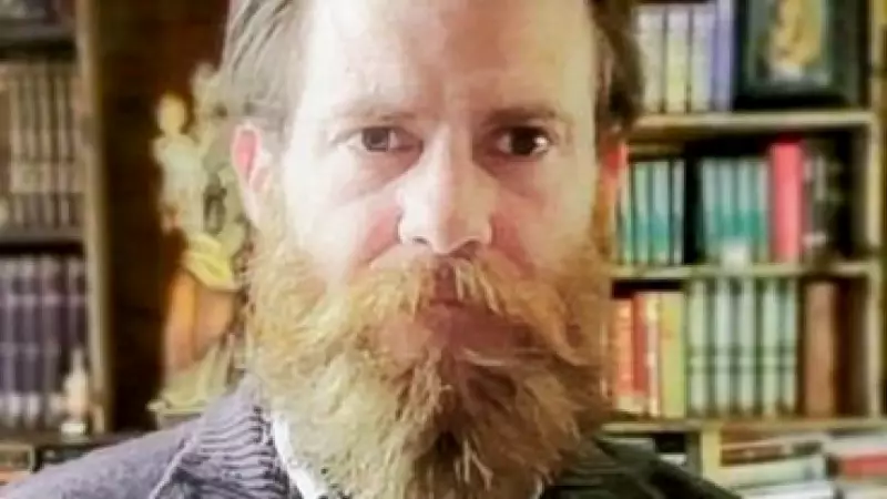 Ex-ator de Os Batutinhas vive voto de pobreza e se declara 'autocancelado'