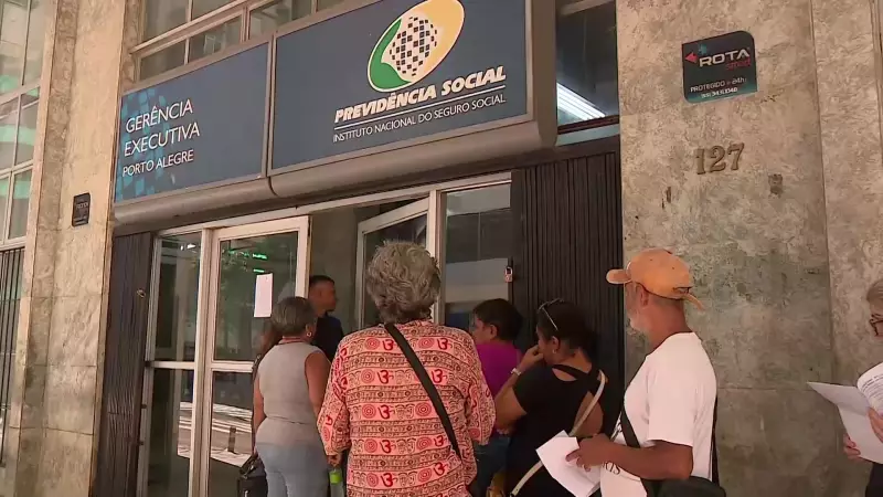Falha no INSS causa tumulto em agência de Porto Alegre; homem é detido após chutar porta