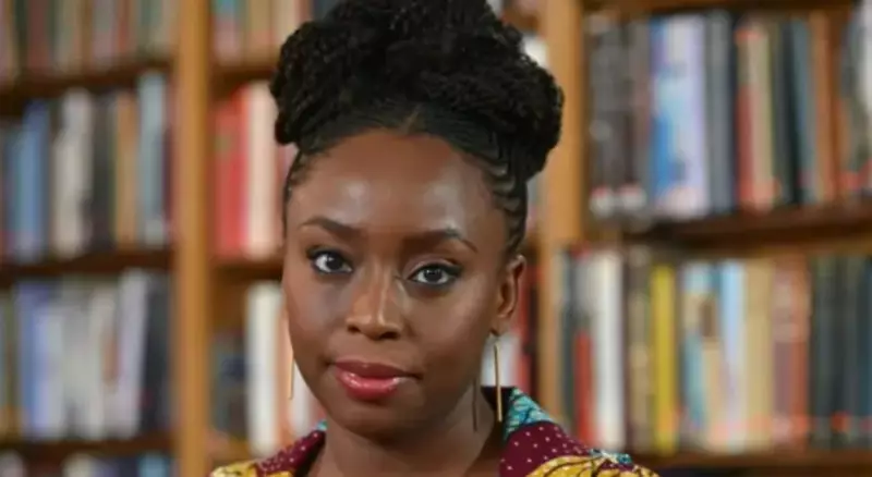 Família de Chimamanda Ngozi Adichie acusa hospital de negligência na morte do filho