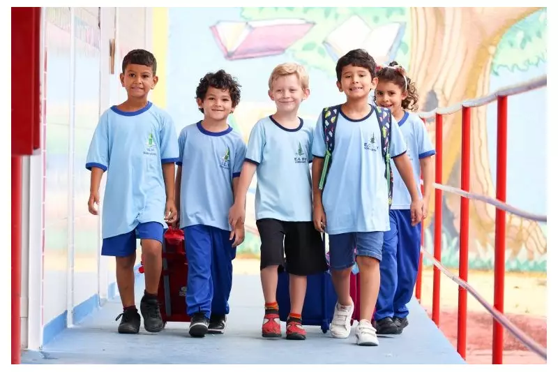 Famílias enfrentam filas extensas no prazo final do Cartão Uniforme Escolar no DF