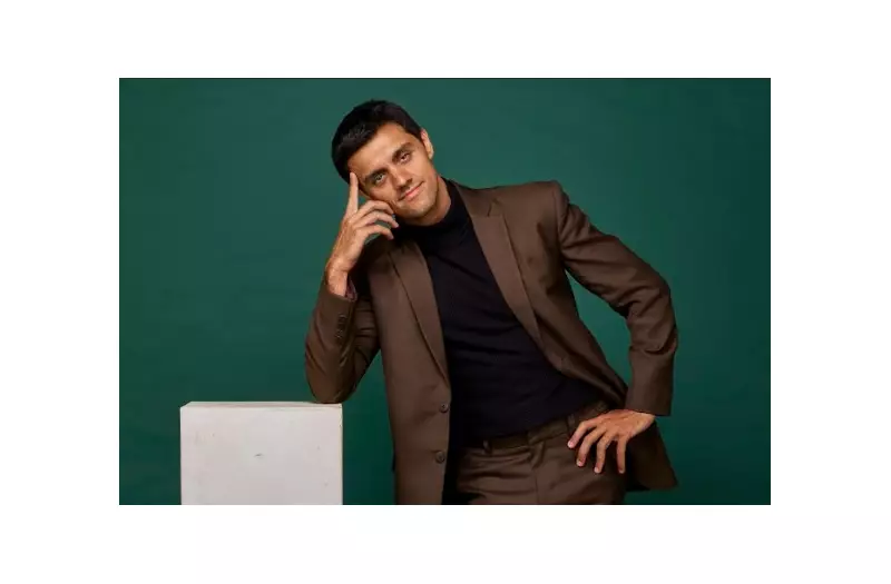 Felipe Simas volta ao teatro após 8 anos em peça sobre amizade