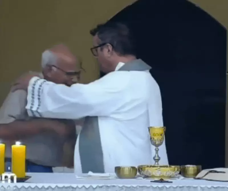 Fiel abraça padre durante missa em Tubarão após saber da morte do neto