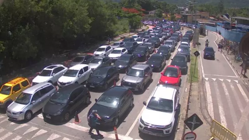 Fila de balsa Ilhabela-São Sebastião atinge 3h30 de espera neste sábado