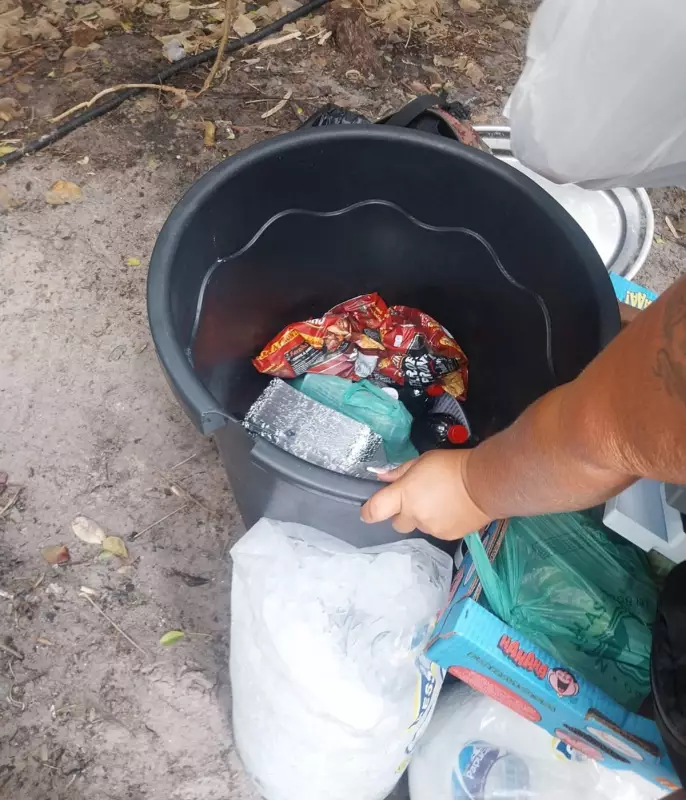 Fiscalização apreende material irregular em praia de Arraial do Cabo