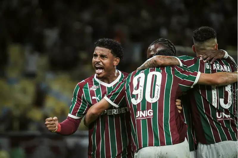 Fluminense supera Flamengo no Maracanã e assume liderança do Grupo A do Carioca