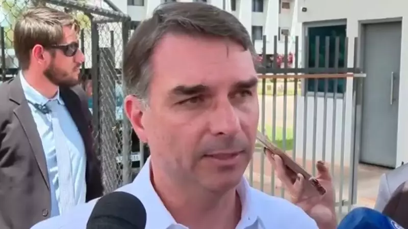 Flávio Bolsonaro revela conversas estratégicas nos EUA e fala sobre pai