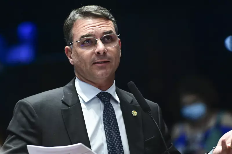 Flávio Bolsonaro tem alta rejeição de 47,4% para Presidência, aponta pesquisa Atlas/Bloomberg