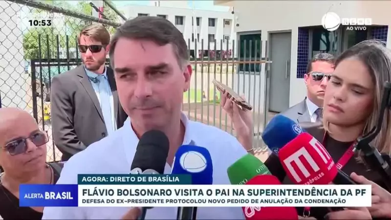 Flávio Bolsonaro visita pai na PF e defesa pede anulação da condenação