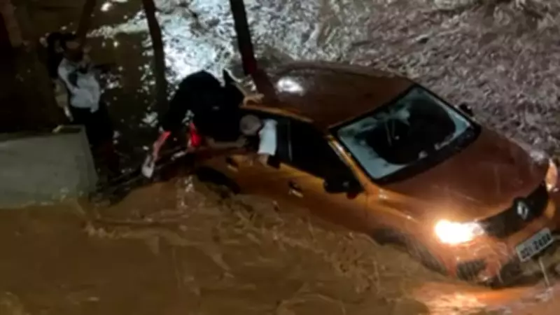 Força-tarefa resgata ocupantes de carro arrastado por enxurrada em Santa Luzia, na Grande BH