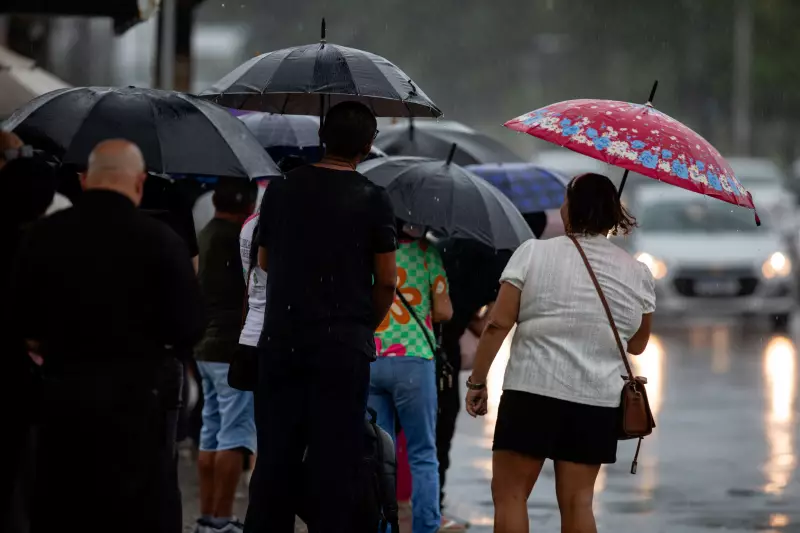 Fortaleza tem manhã de chuva forte; Funceme prevê mais precipitações isoladas no fim de semana