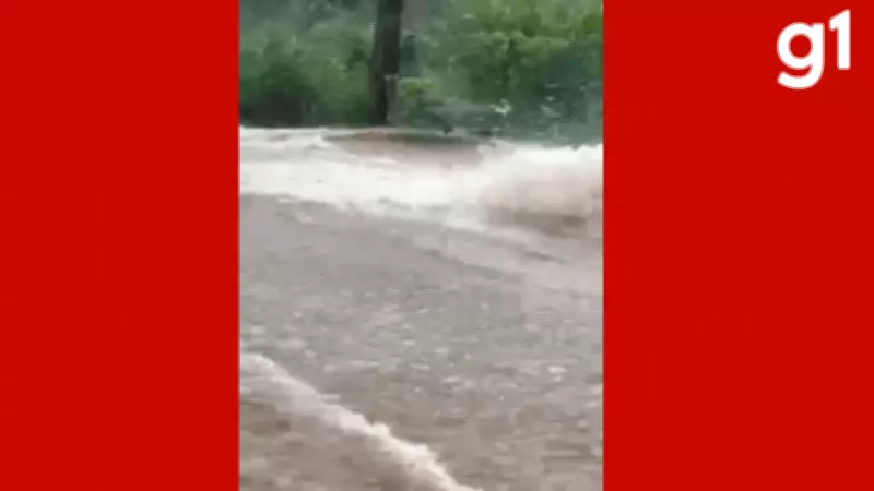 Fortes chuvas em Chapada dos Guimarães (MT) quase arrastam carro e causam alagamentos