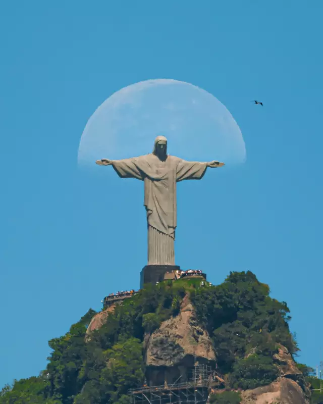 Fotógrafo flagra lua 'abraçando' o Cristo Redentor em raro alinhamento anual