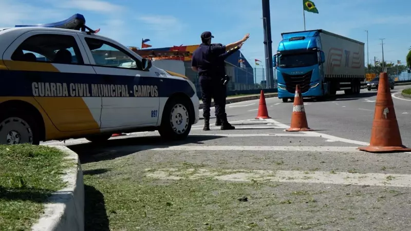 Guarda Municipal de Campos inicia operação educativa para orientar caminhões e carretas
