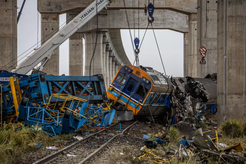 Guindaste cai sobre trem na Tailândia e mata 32 pessoas; 64 ficam feridas