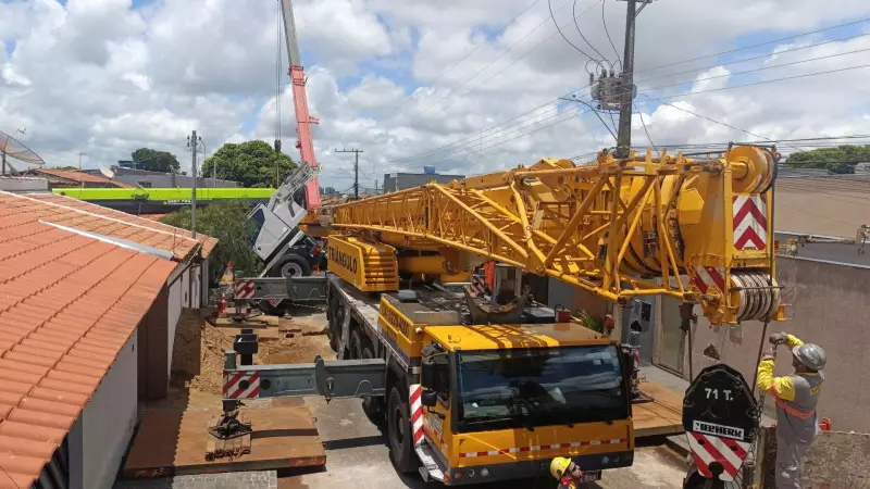 Guindaste tomba sobre casas em Uberlândia: empresa multada e famílias desalojadas