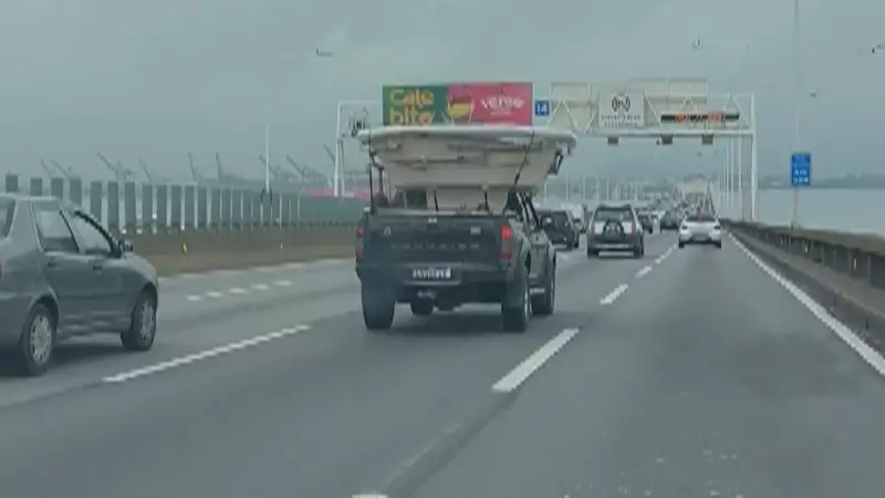 Hidromassagem transportada irregularmente na caçamba de picape na Ponte Rio-Niterói