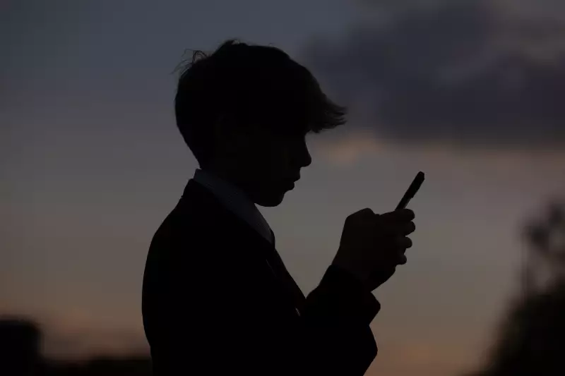 Hiperconexão e medicalização: os desafios da saúde mental da Geração Z