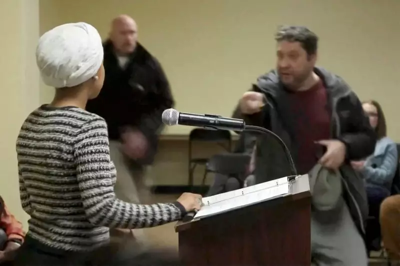 Homem com histórico criminal ataca deputada Ilhan Omar com líquido em evento nos EUA